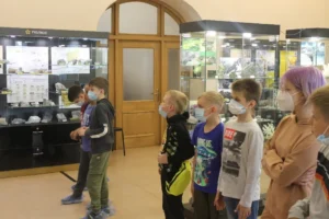 Летний городской лагерь дневного пребывания Красноярск – школа робототехники РосРобот. Экскурсия. Музей геологии Красноярск