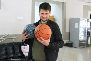 Летний-городской-лагерь-дневного-пребывания-Красноярск-–-школа-робототехники-РосРобот.-Преподаватель Борис