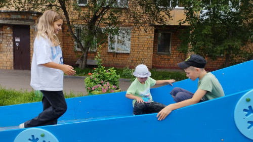 Летний образовательный городской детский лагерь РосРобот в Красноярске. На прогулке